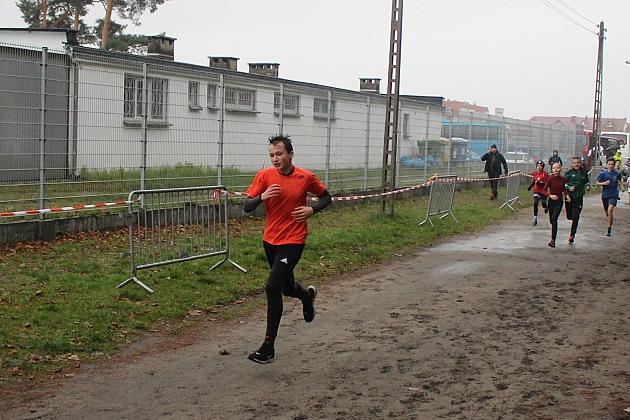 Indywidualne Biegi Przełajowe z okazji Święta Niepodległości w strugach deszczu