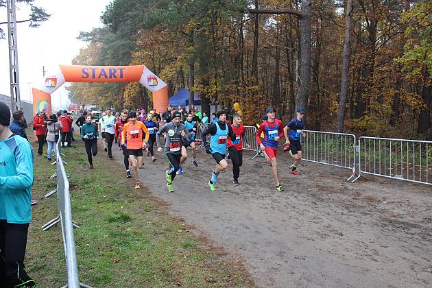 Indywidualne Biegi Przełajowe z okazji Święta Niepodległości w strugach deszczu