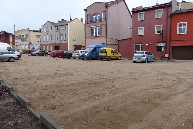 Utwardzony parking przy ulicy Przymurnej