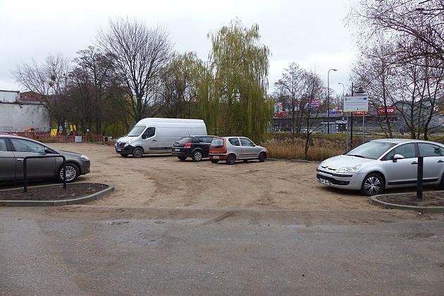 Utwardzony parking przy ulicy Przymurnej