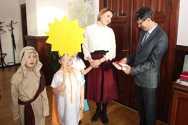 Przedszkolni kolędnicy z 