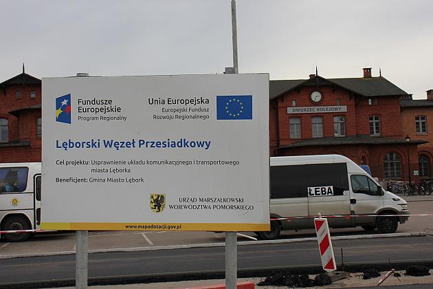 Walce drogowe przed dworcem PKP