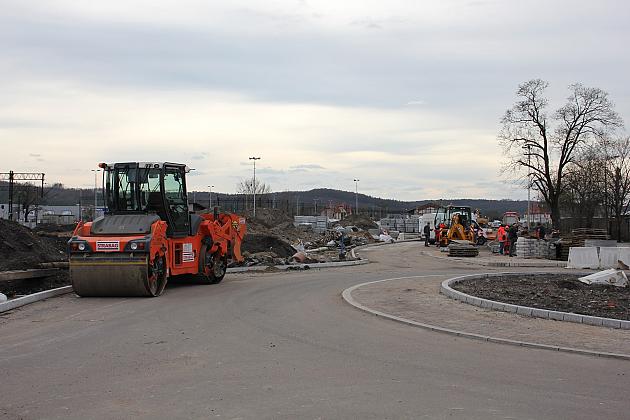 Walce drogowe przed dworcem PKP