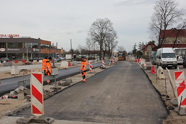 Walce drogowe przed dworcem PKP