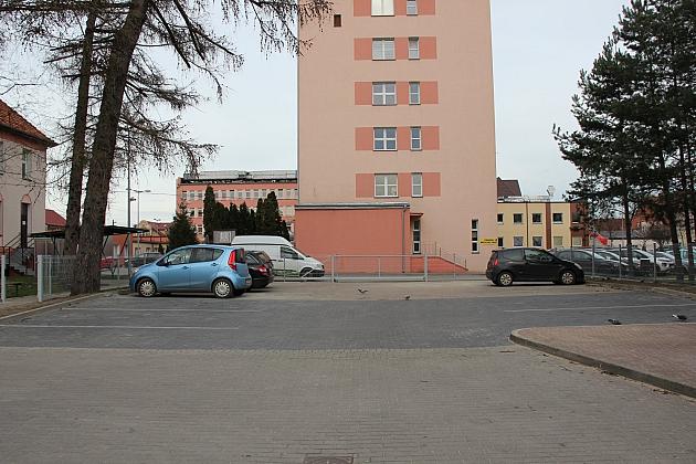 Powiększony parking przy szpitalu. 14 nowych miejsc
