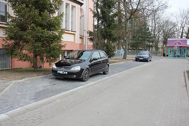 Powiększony parking przy szpitalu. 14 nowych miejsc