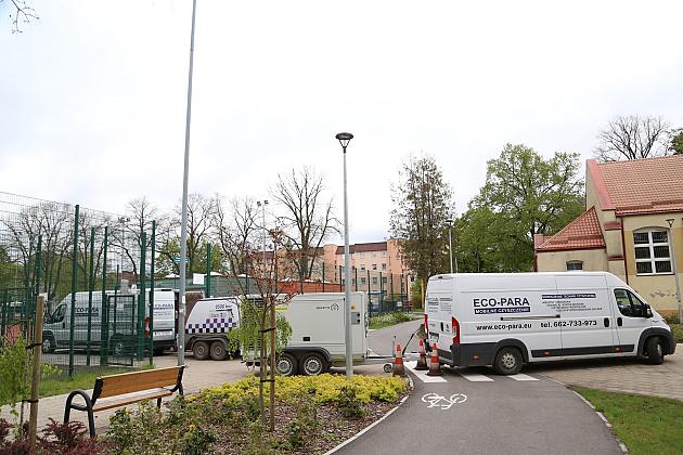 Nawierzchnia boiska na Pl. Piastowskim w czyszczeniu