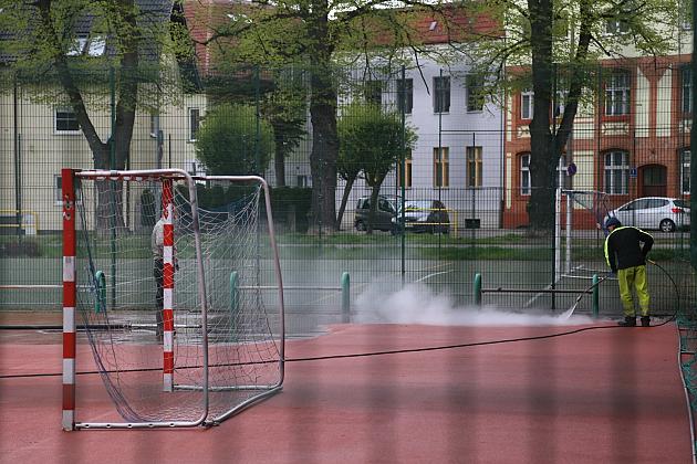 Nawierzchnia boiska na Pl. Piastowskim w czyszczeniu