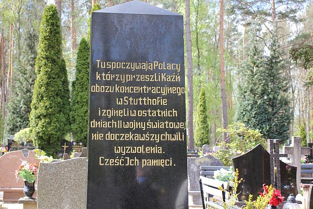 Kwiaty złożone ofiarom wojny