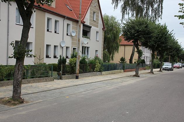 Nowy chodnik i zatoki postojowe przy Stryjewskiego