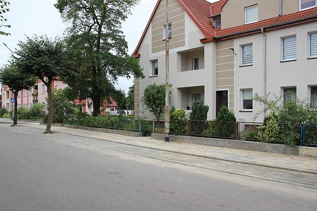 Nowy chodnik i zatoki postojowe przy Stryjewskiego