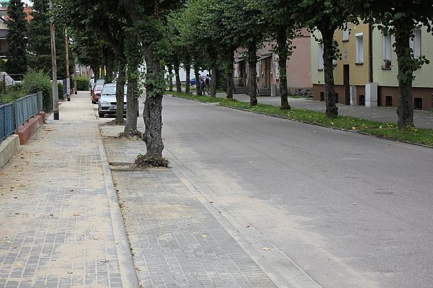 Nowy chodnik i zatoki postojowe przy Stryjewskiego