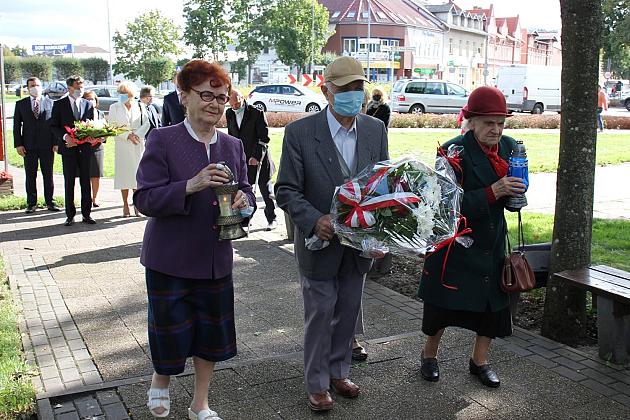 Dzień Sybiraka. Kwiaty i znicze pod Pomnikiem Zesłańcom Sybiru