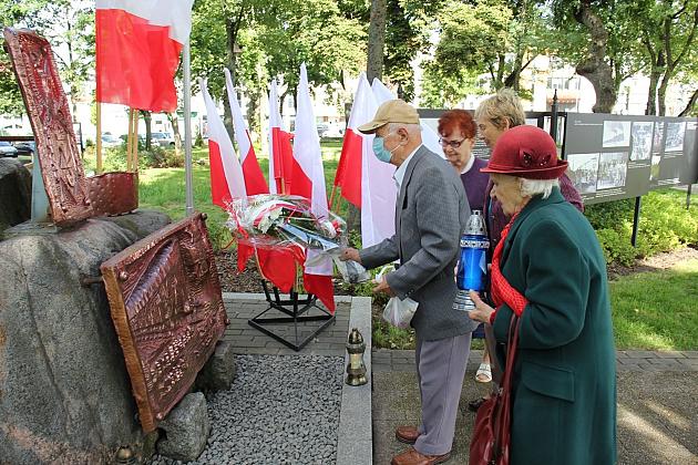 Dzień Sybiraka. Kwiaty i znicze pod Pomnikiem Zesłańcom Sybiru