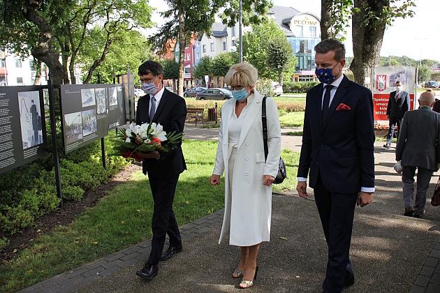 Dzień Sybiraka. Kwiaty i znicze pod Pomnikiem Zesłańcom Sybiru