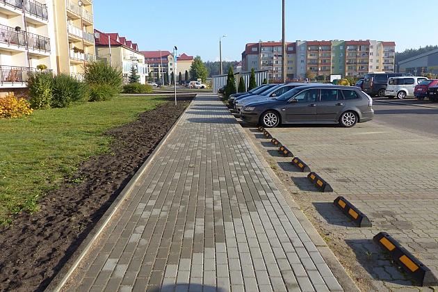 Nowy chodnik i miejsca postojowe przy Łasaka
