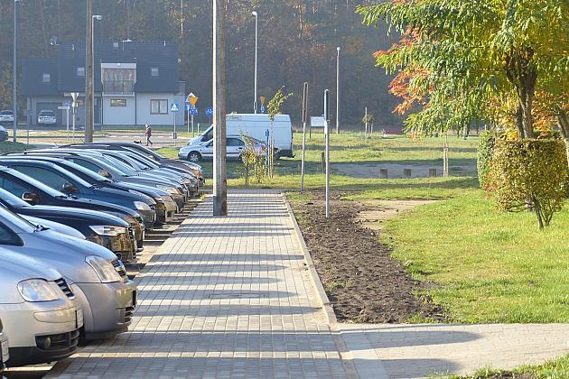 Nowy chodnik i miejsca postojowe przy Łasaka