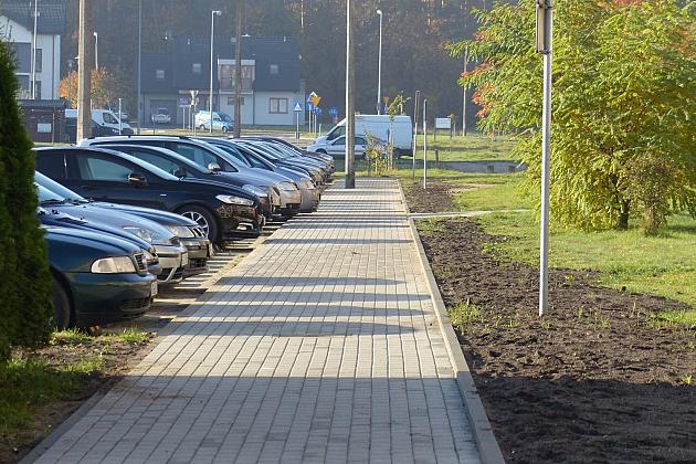 Nowy chodnik i miejsca postojowe przy Łasaka