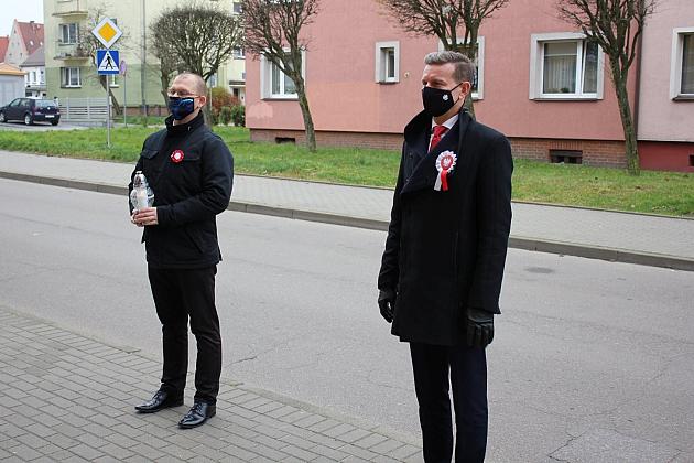 Święto Niepodległości. Znicze pod tablicą Polskiej Rady Ludowej i pomnikiem gen. Sosabowskiego
