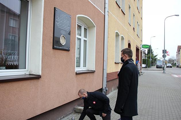 Święto Niepodległości. Znicze pod tablicą Polskiej Rady Ludowej i pomnikiem gen. Sosabowskiego