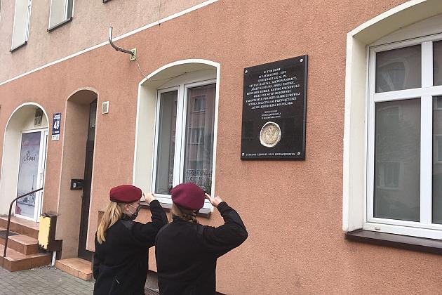 Capstrzyk Niepodległość pod pomnikiem gen. Sosabowskiego