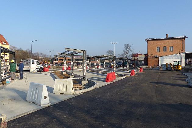 Stawiają wiaty na Lęborskim Węźle Przesiadkowym