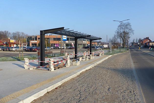 Stawiają wiaty na Lęborskim Węźle Przesiadkowym