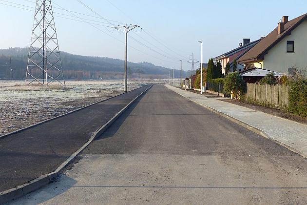 Generała Maczka z asfaltem, chodnikiem i ścieżką dla rowerów