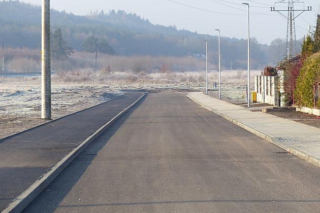 Generała Maczka z asfaltem, chodnikiem i ścieżką dla rowerów