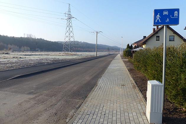 Generała Maczka z asfaltem, chodnikiem i ścieżką dla rowerów