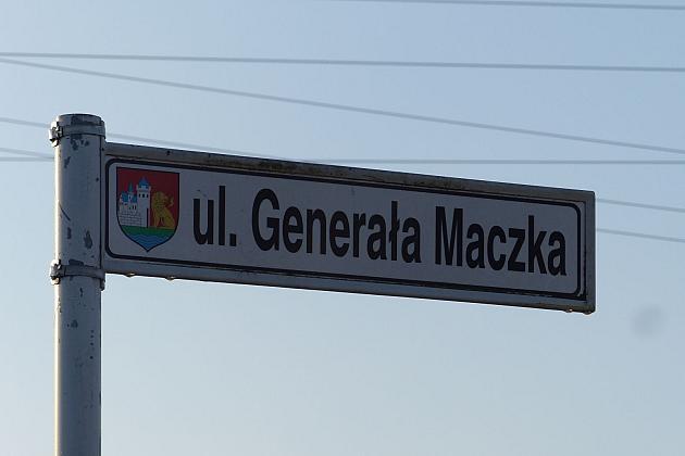 Generała Maczka z asfaltem, chodnikiem i ścieżką dla rowerów