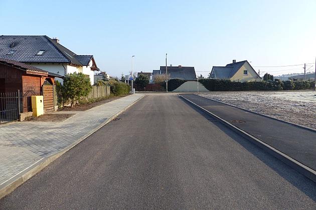 Generała Maczka z asfaltem, chodnikiem i ścieżką dla rowerów