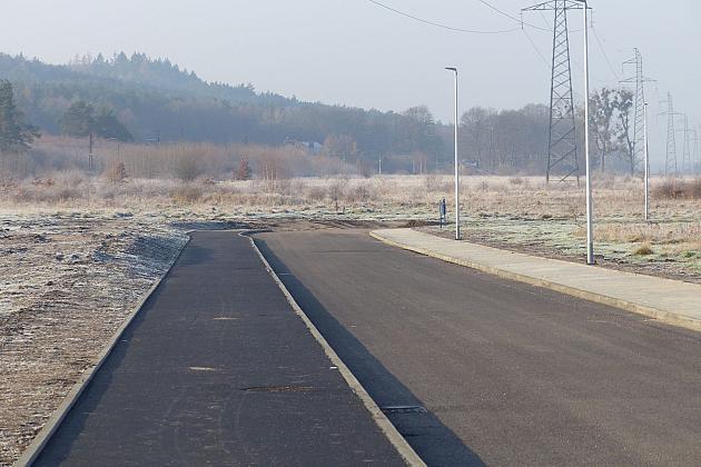 Generała Maczka z asfaltem, chodnikiem i ścieżką dla rowerów
