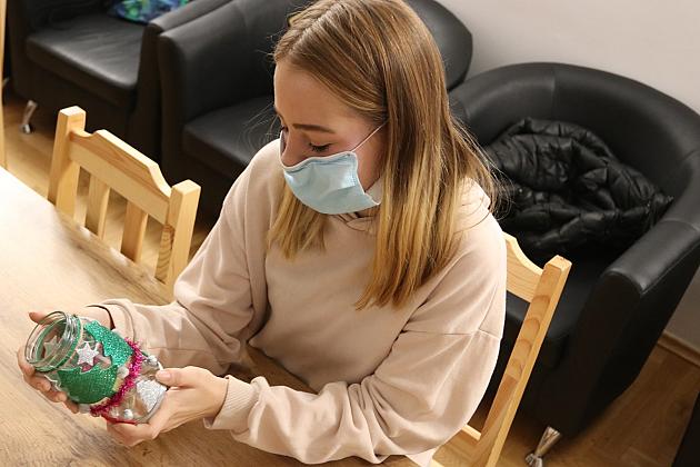 Świąteczne ozdoby na zajęciach ze streetworkerką