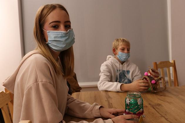 Świąteczne ozdoby na zajęciach ze streetworkerką