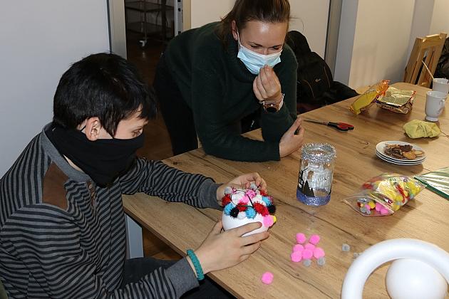 Świąteczne ozdoby na zajęciach ze streetworkerką