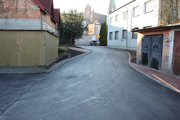 Ulica Witkacego z nowym asfaltem