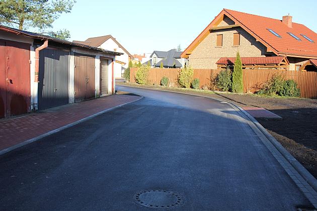 Ulica Witkacego z nowym asfaltem