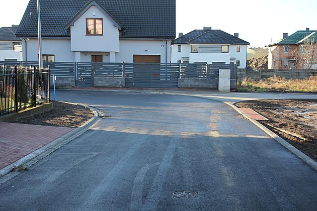 Ulica Witkacego z nowym asfaltem
