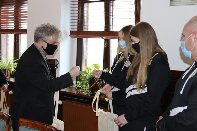 Srebrne siatkarki SPS Lębork z wizytą w ratuszu