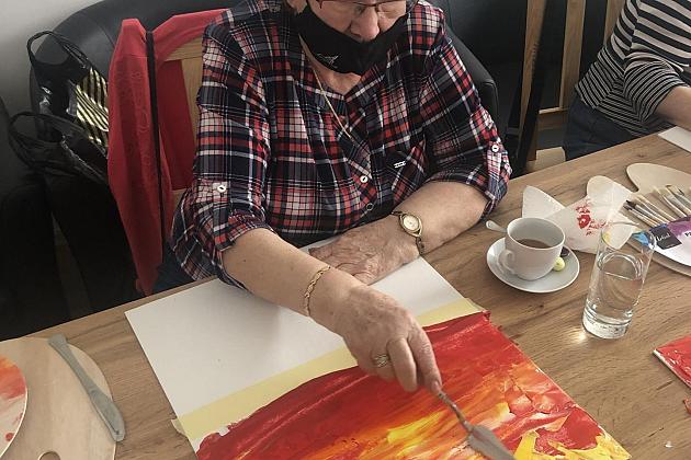 Seniorki na warsztatach malowania