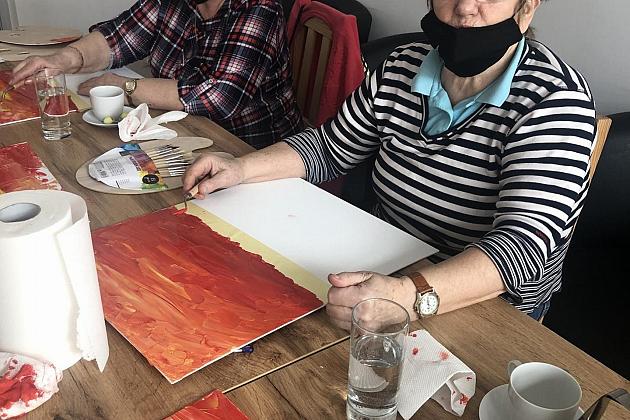 Seniorki na warsztatach malowania