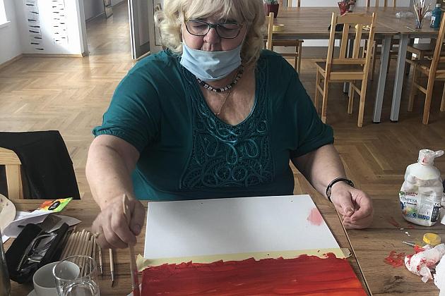 Seniorki na warsztatach malowania
