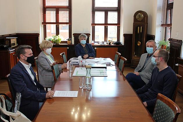 Brązowy medalista MP Adam Dosz z wizytą w ratuszu