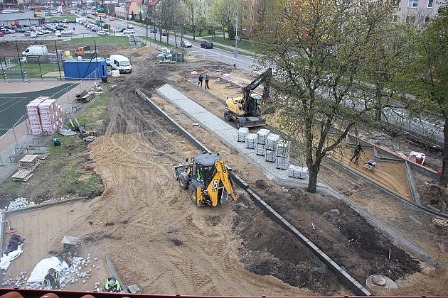 Przy SP1 powstaje parking i efektowny dziedziniec