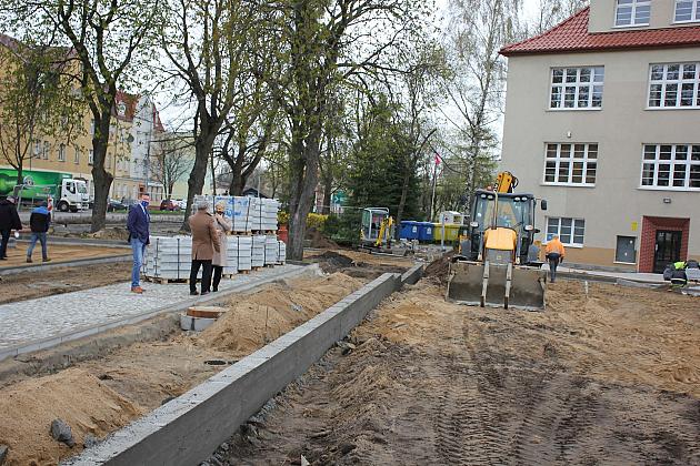 Przy SP1 powstaje parking i efektowny dziedziniec