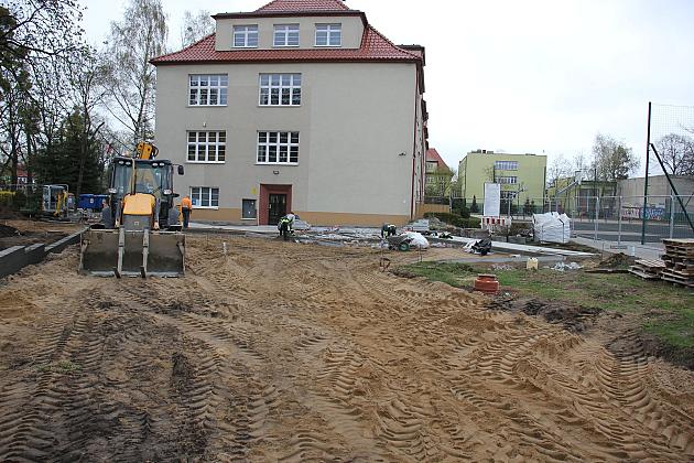 Przy SP1 powstaje parking i efektowny dziedziniec