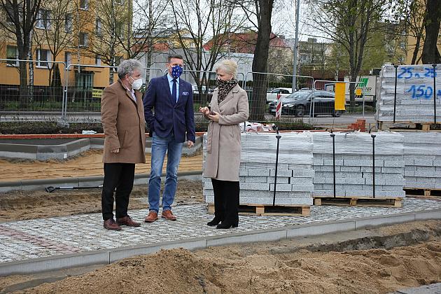 Przy SP1 powstaje parking i efektowny dziedziniec