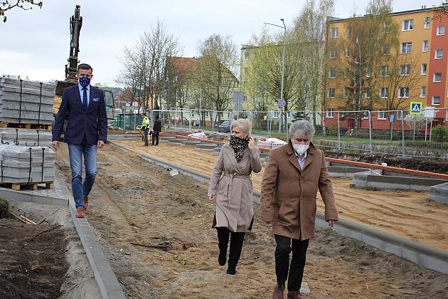 Przy SP1 powstaje parking i efektowny dziedziniec