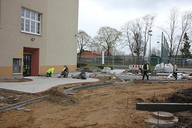 Przy SP1 powstaje parking i efektowny dziedziniec